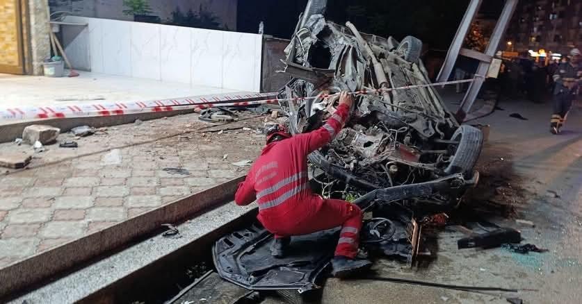 Dörtyol'da aydınlatma direğine çarpan araç hurdaya döndü