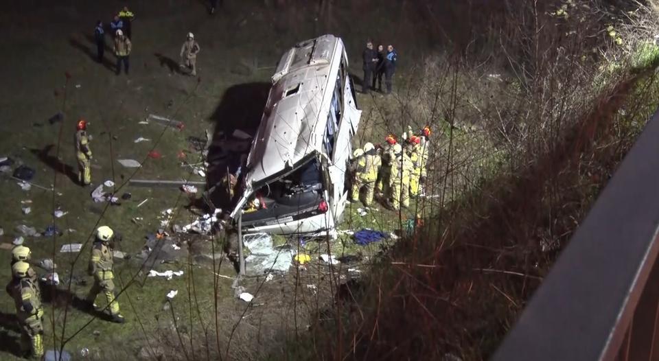 Servis minibüsü şarampole yuvarlandı: 2 ölü, 9 yaralı