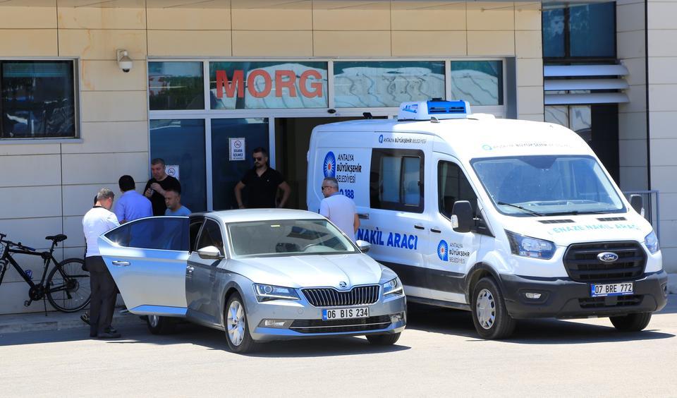 GAZETECİ İSMAİL KÜÇÜKKAYA'NIN ANNESİ TATİL İÇİN GELDİĞİ ANTALYA'DA HAYATINI KAYBETTİ CENAZEYİ ALAN İSMAİL KÜÇÜKKAYA'YI AĞABEYİ TESELLİ ETTİ