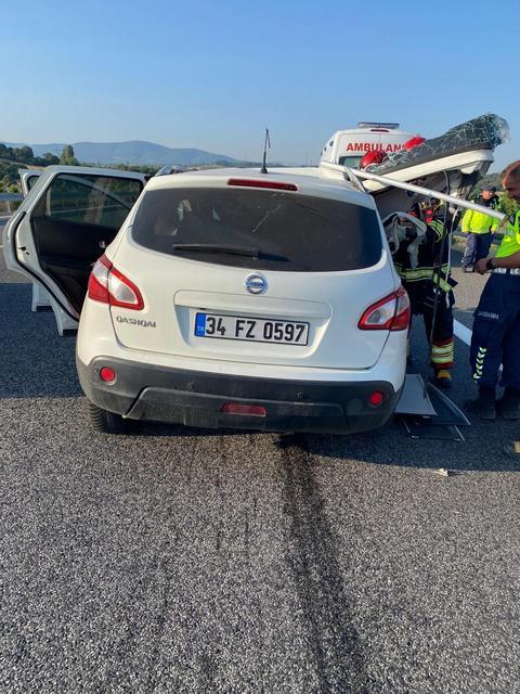 İzmir Otoyolu'nda otomobil ile tır çarpıştı: 2 ölü, 2 yaralı