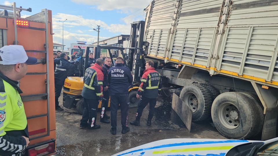 TAMİR ETTİKLERİ KAMYONUN KASASI ÜZERLERİNE DÜŞTÜ: 2 ÖLÜ, 1 YARALI OĞLUNU KURTARAN ADAMA HAYATINI KAYBETTİ