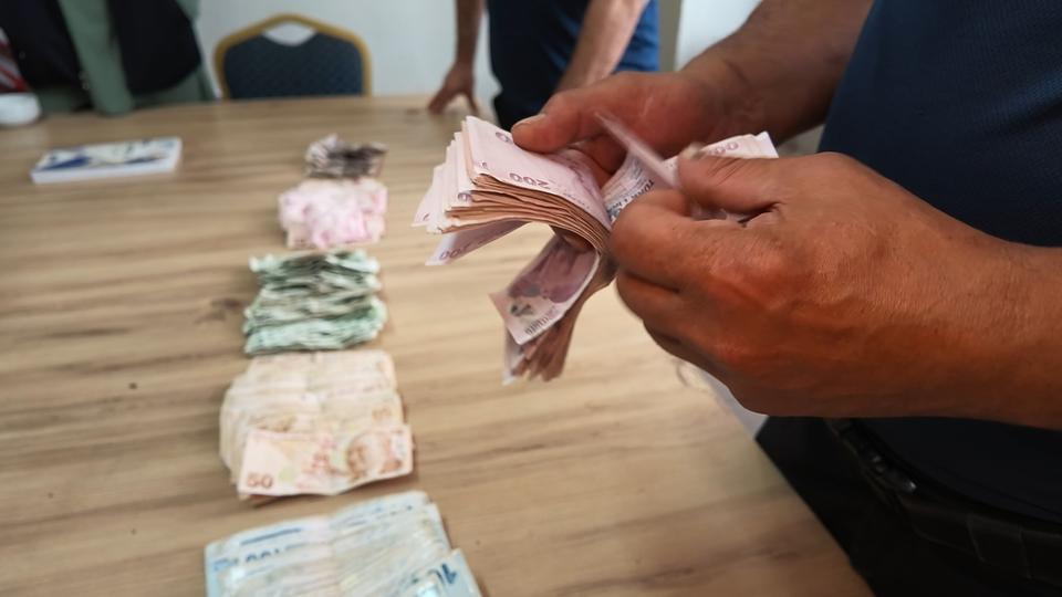 PARKTA DİLENEN YAŞLI KADININ ÜZERİNDEN DESTE DESTE PARA ÇIKTI BEŞ PARASIZ KALAN DİLENCİ BU KEZ ZABITADAN YARDIM İSTEDİ
