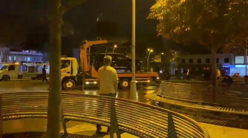 Aracıyla süs havuzuna girdi