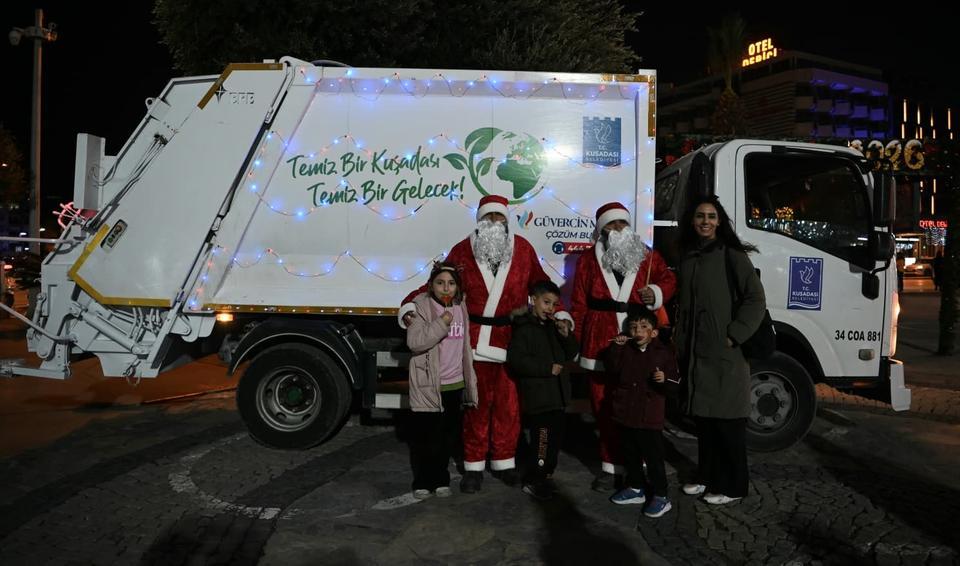 ÇÖP KAMYONLARINI IŞIKLARLA SÜSLEYEN KUŞADASI BELEDİYESİ, YENİ YILDA ÇEVRE TEMİZLİĞİNE DİKKAT ÇEKTİ