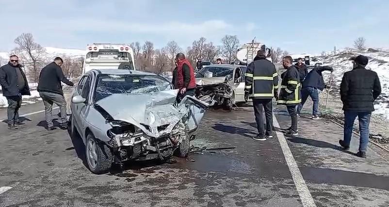 İki otomobil kafa kafaya çarpıştı: 4 yaralı