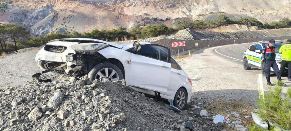 Kontrolden çıkan araç toprak yığınına çarptı
