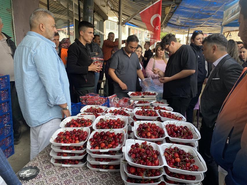 10 DAKİKADA 2 BUÇUK KİLO KİRAZ YEDİ, ALTINI KAZANDI ALAŞEHİR'DE KİRAZ YEME YARIŞMASI RENKLİ GÖRÜNTÜLERE SAHNE OLDU