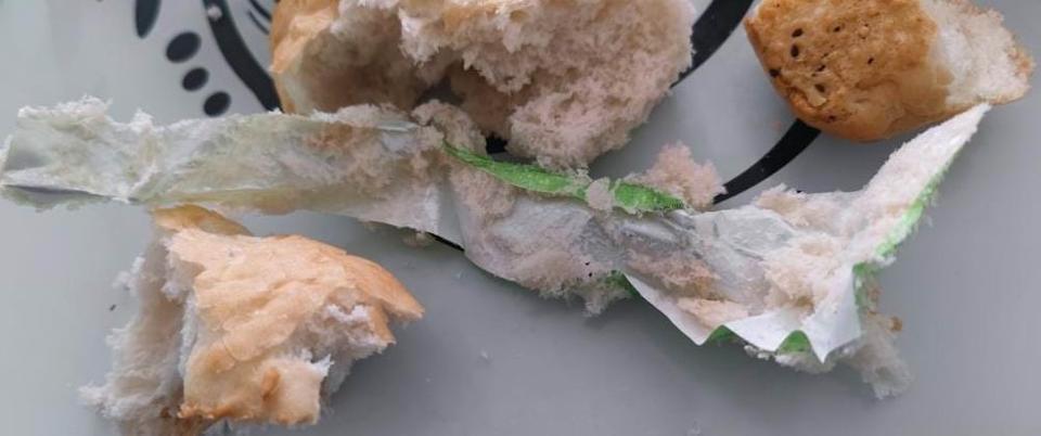 EKMEK DİYE ALDI, İÇİNDEN NAYLON ÇIKTI