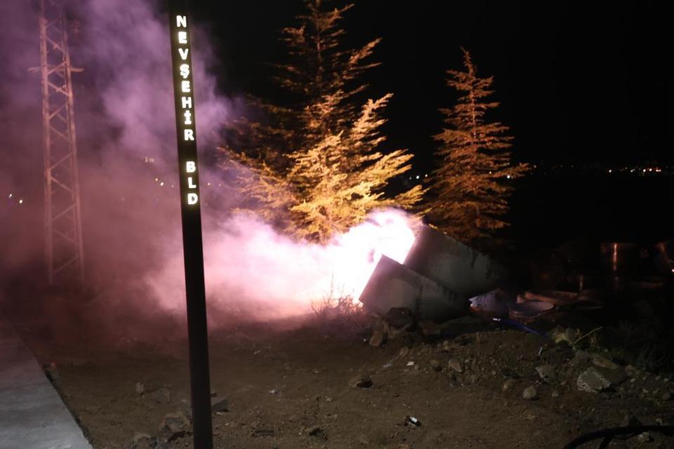 Yağmur kısa devre yaptırdı, elektrik kablosu alev alev yandı