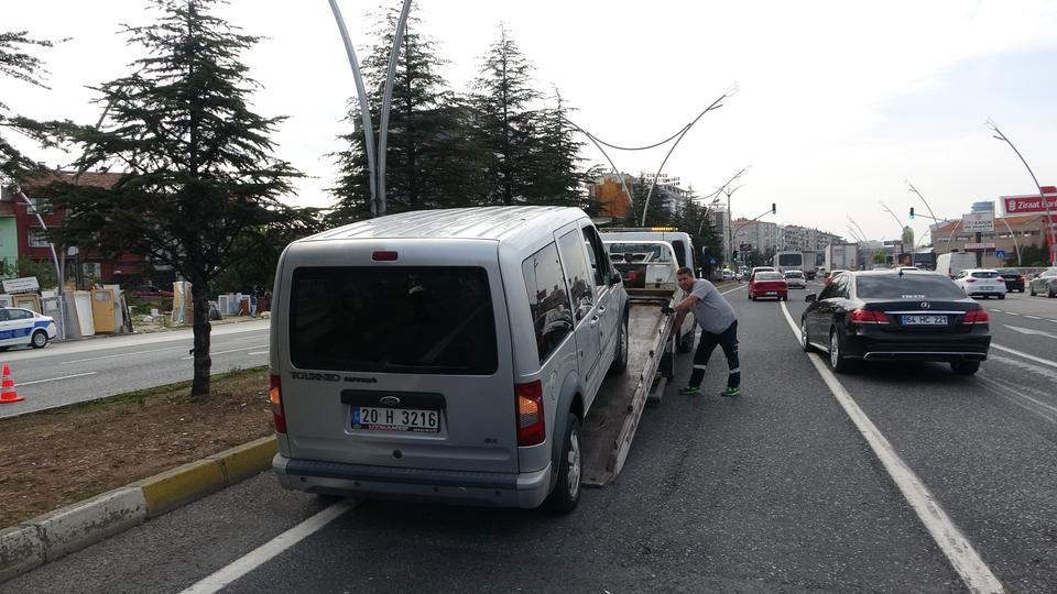 HAFİF TİCARİ ARAÇ YAYALARA ÇARPTI: 1'İ AĞIR 2 YARALI