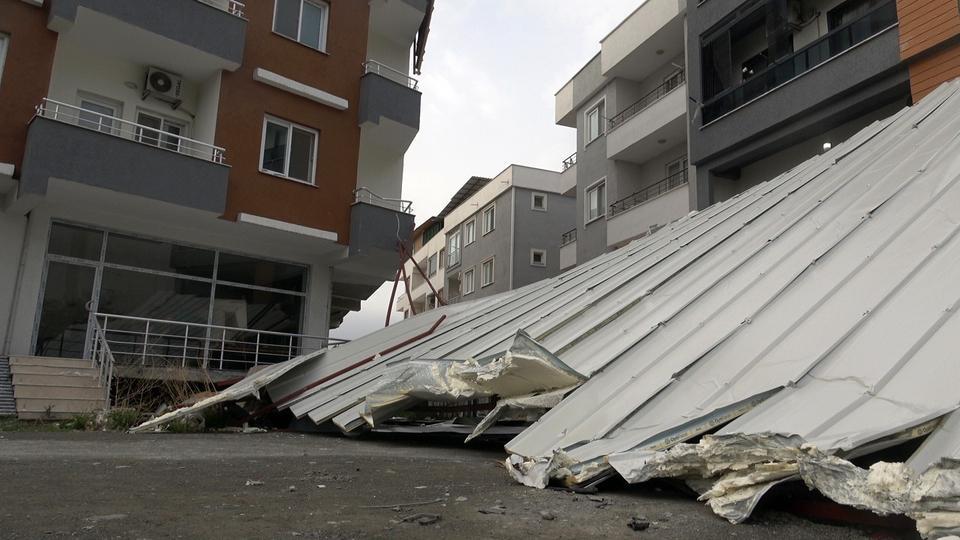 Fırtınanın uçurduğu çatı araçlara zarar verdi