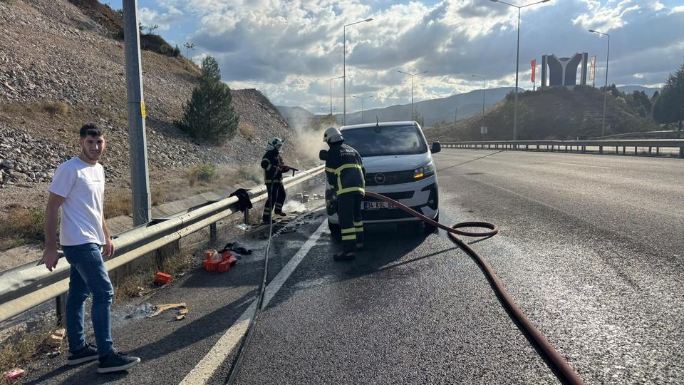 Seyir halindeki ticari araç alev aldı