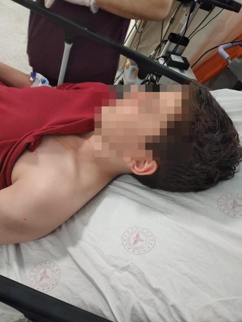 Burada özür dilemelerini beklediği arkadaşları tarafından darp edilen A.T. can havli ile çevredeki bir beyaz eşya servisine sığındı. 112 Acil Çağrı Merkezi'ne yapılan ihbar üzerine bölgeye sağlık ve polis ekipleri sevk edildi.