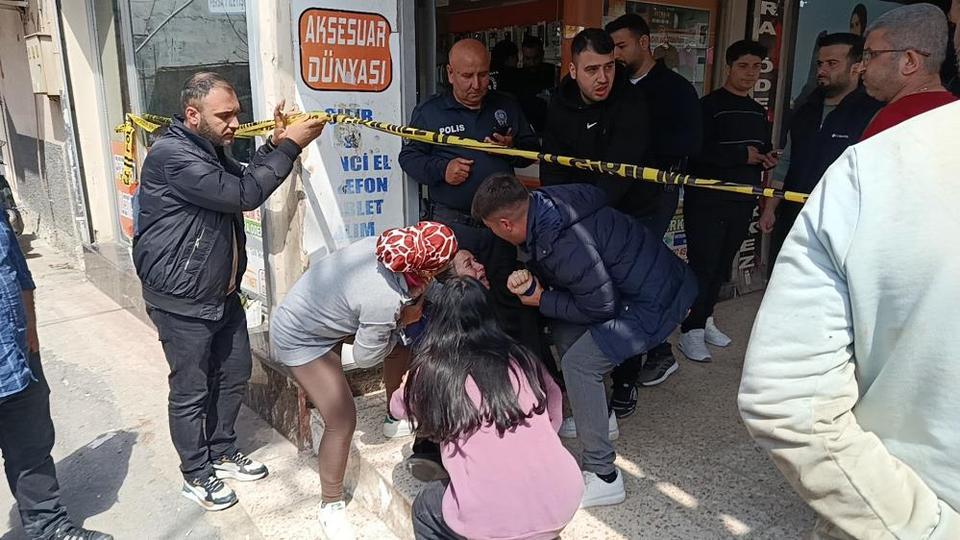 Motosikletle gelip, iş yeri sahibini başından vurup öldürdü