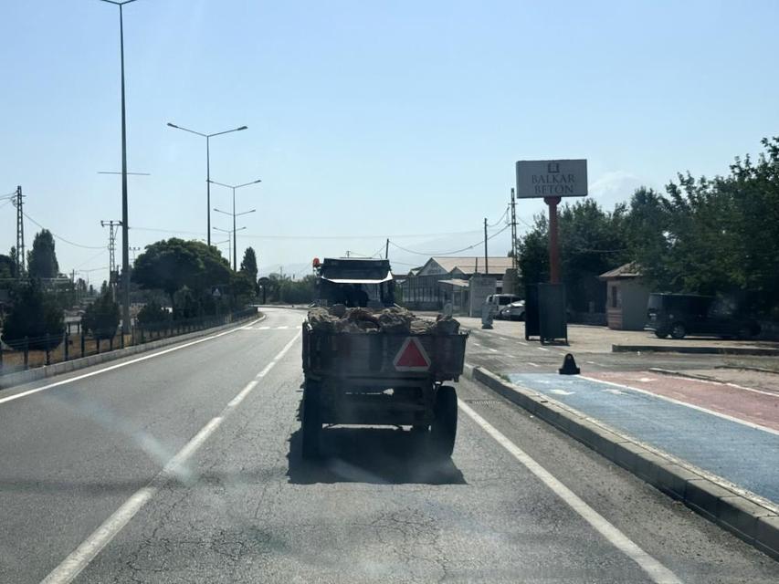 Seyir halindeki traktörün römork lastikleri korkuttu