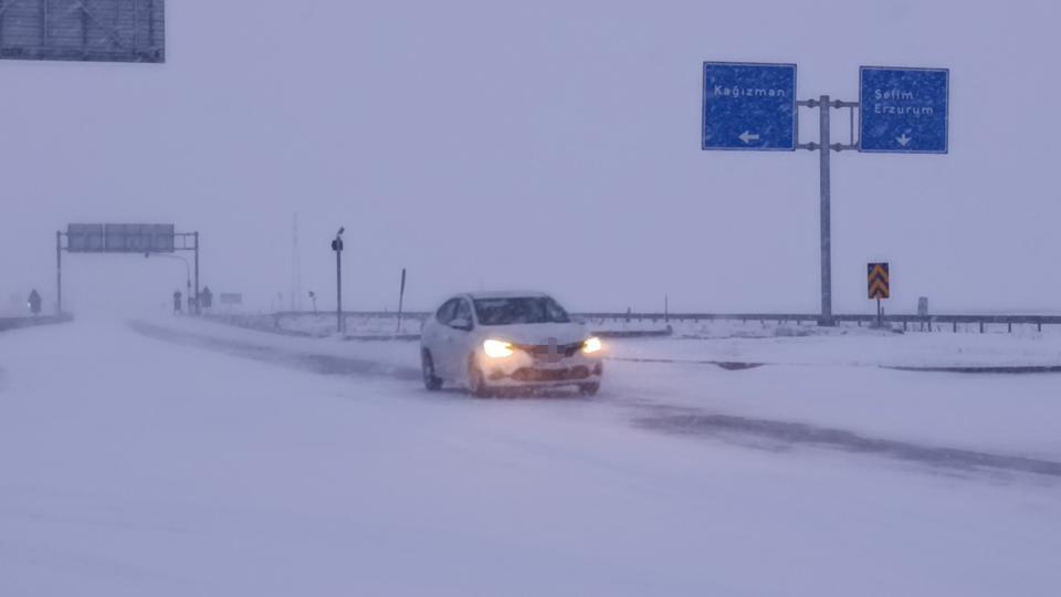 27 köy yolu ulaşıma kapandı