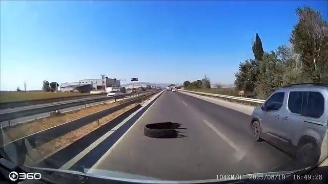 Karayoluna atılan kamyon lastiği kazaya sebep oldu