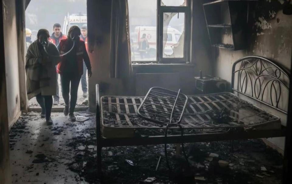 Elektrikli battaniye evi yaktı: 4 kişi dumandan etkilendi