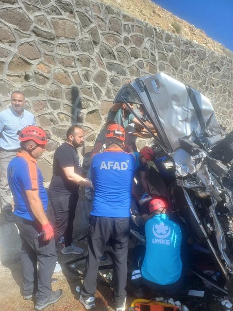 İstinat duvarına çarpan araçta sıkışan 2 kişi kurtarıldı