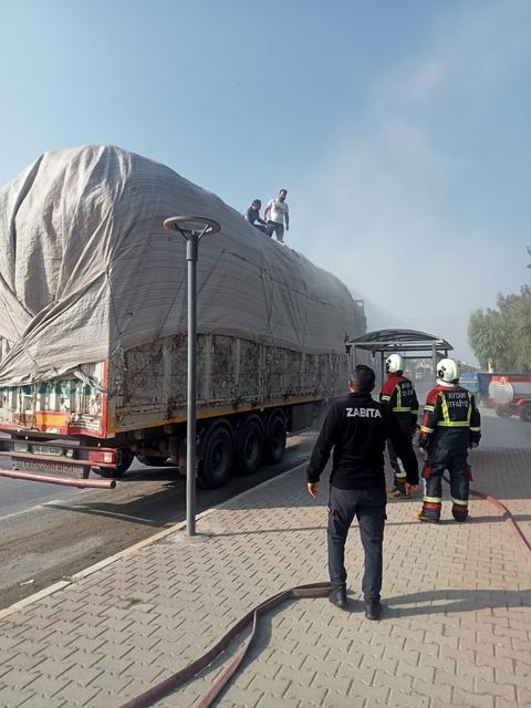 PAMUK YÜKLÜ TIRDA ÇIKAN YANGIN BÜYÜMEDEN SÖNDÜRÜLDÜ