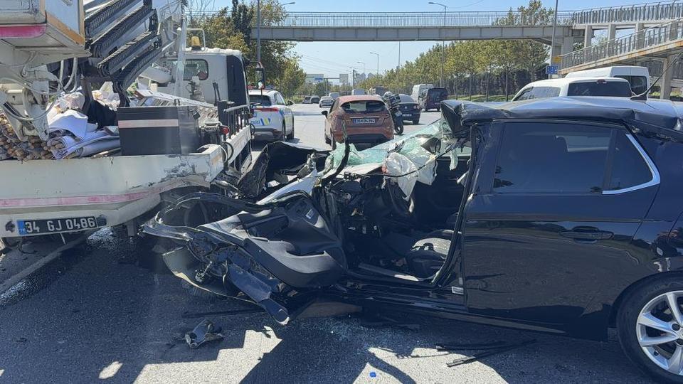 Otomobil, yol kenarında duran vinçe çarptı: 2 yaralı