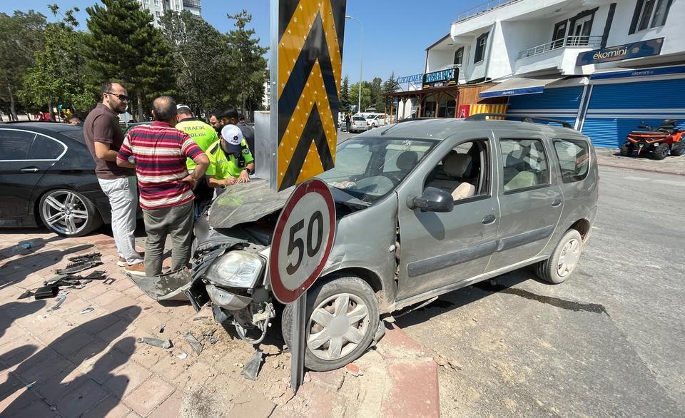 Ters yöne giren otomobil kazaya neden oldu