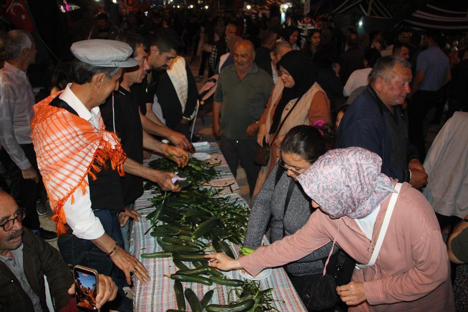 ÇOCUKLUĞUNDA YEDİĞİ SALATALIĞI UNUTAMAYAN MUHTAR 1 TON SALATALIK DAĞITTI
