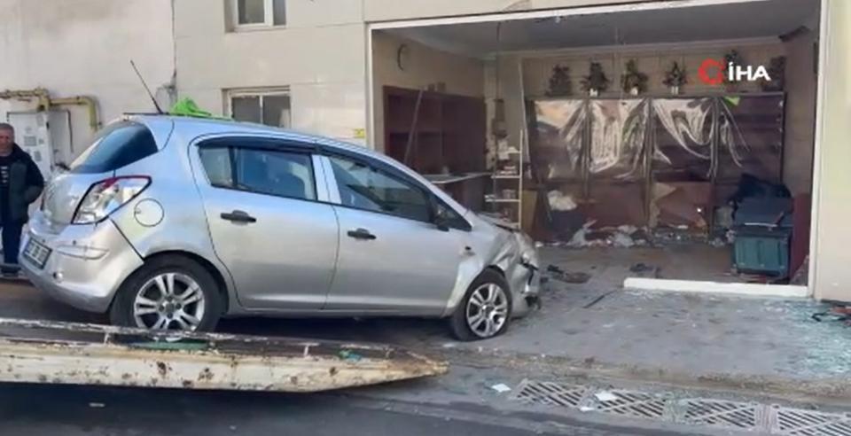 Otomobil fırına daldı: 4 yaralı