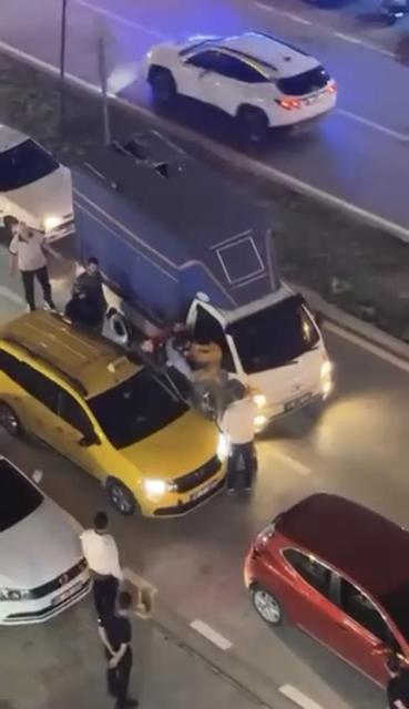 İki sürücü kavgaya tutuştu, trafik kitlendi