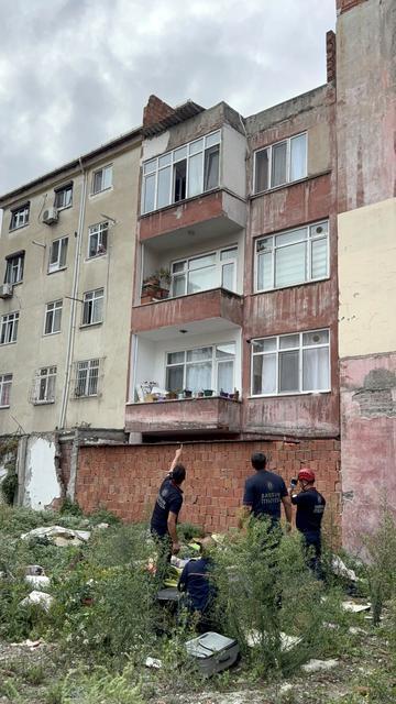 AMERİKALI 22 YAŞINDAKİ KADIN ÇATIYA ÇIKARAK İNTİHARA KALKIŞTI