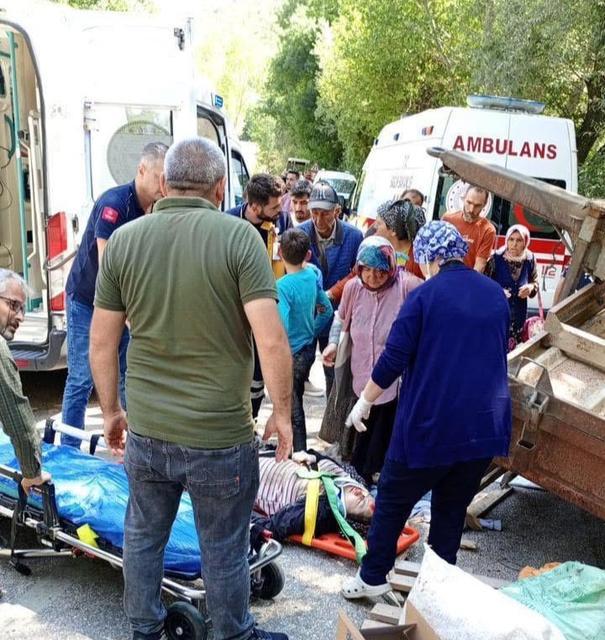 Traktör devrildi: 3'ü ağır 6 yaralı