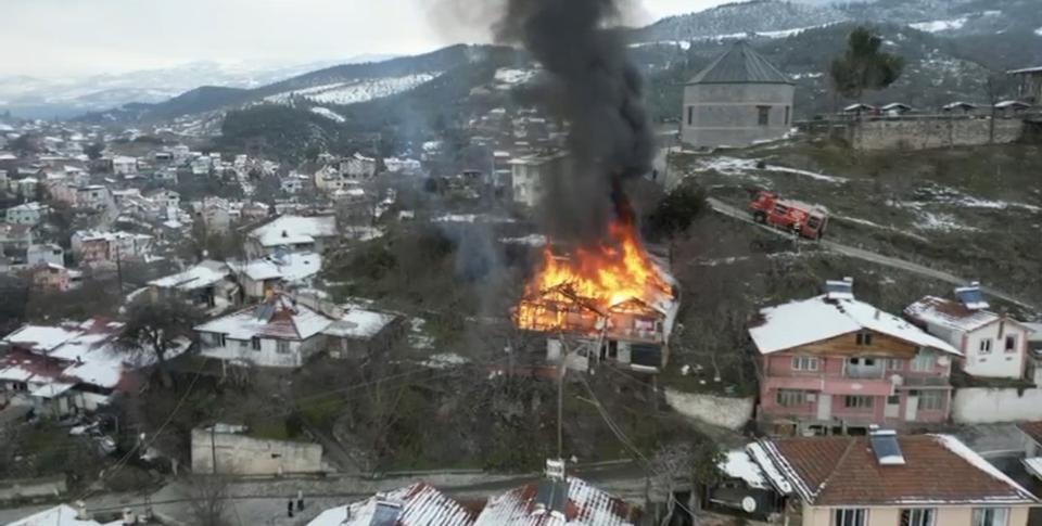Sobadan çıkan kıvılcım evi kül etti