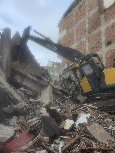 Yıkım sırasında beton parçaları iş makinesinin üzerine düştü: Operatör yaralandı