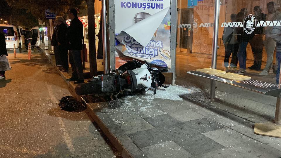 Otomobille çarpışan motosiklet otobüs durağına daldı: 1 yaralı