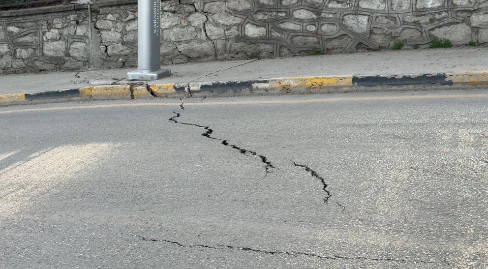 Cadde yolunda çatlaklar oluştu