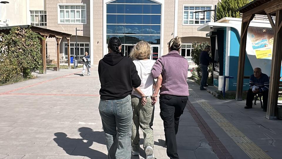 BURDUR'DA ARAÇLARIN ÖNÜNE ATLAYIP POLİSE SALDIRMAYA ÇALIŞAN KADIN ADLİYEYE SEVK EDİLDİ
