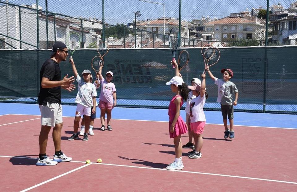 Kuşadası'nda ücretsiz Yaz Spor Okulları kapılarını açtı