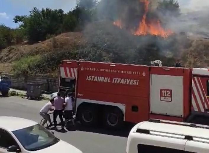 Boş arazide çıkan yangın kokuttu