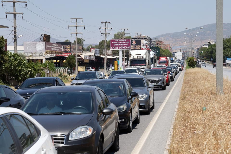 ARAÇ KUYRUĞUNUN BİR UCU AYDIN, DİĞER UCU MUĞLA'DA AYDIN-MUĞLA KARAYOLU TIKANDI 60 KİLOMETRE ARAÇ KUYRUĞU