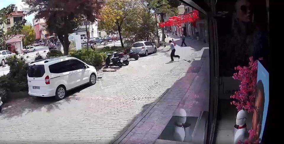 Deprem anı saniye saniye güvenlik kamerasına yansıdı