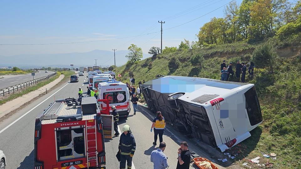 Yolcu otobüsü devrildi: Ölü ve yaralılar var