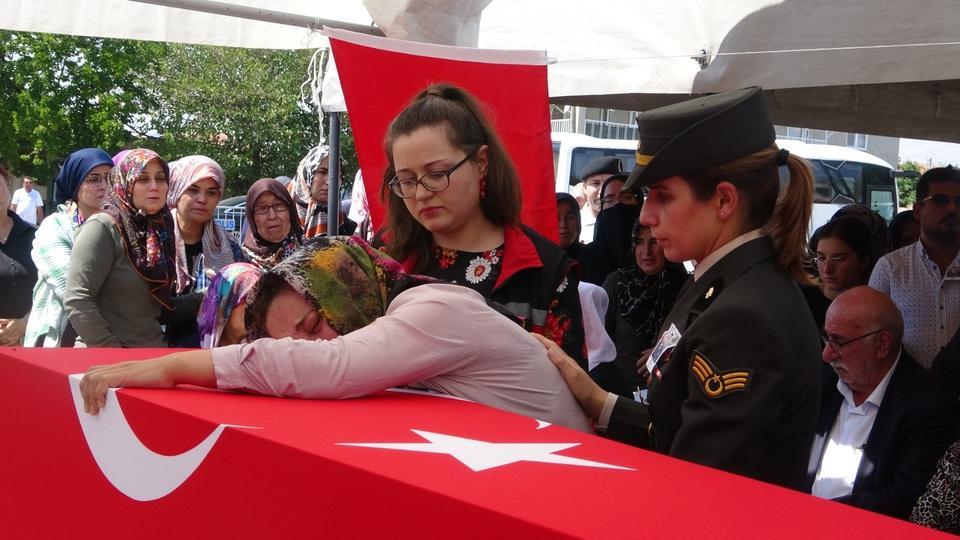 ŞEHİT PİYADE BİNBAŞI ISPARTA'DA SON YOLCULUĞUNA UĞURLANDI ŞEHİDİN EŞİ, ANNESİ VE KIZ KARDEŞİ TÜRK BAYRAĞINA SARILI TABUTU BAŞINDA UZUN SÜRE GÖZYAŞI DÖKTÜ