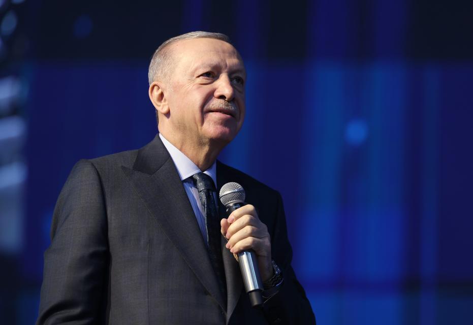 CUMHURBAŞKANI ERDOĞAN, AK PARTİ 8'İNCİ OLAĞAN BÜYÜK KONGRESİ'NDE KONUŞTU CUMHURBAŞKANI ERDOĞAN: "İMTİYAZLARINI KAYBETMEK İSTEMEYENLER ESKİ VESAYETÇİ SÖYLEMLERLE SİYASETE VE HÜKÜMETE AYAR VERMEYE ÇALIŞIYOR" CUMHURBAŞKANI RECEP TAYYİP ERDOĞAN: "ESKİ KÖTÜ ALIŞKANLIKLARINIZDA ISRAR EDERSENİZ, BİZ DE SİZE BUNA GÖRE MUAMELE EDERİZ" "MİLLETİMİZ DE DESTEK VERDİKÇE ÇOK DAHA FAZLASINI YAPACAĞIZ" "ULUSLARARASI YATIRIMLARDA DA TARİHİ BİR ATILIM GERÇEKLEŞTİRDİK" "MERKEZ BANKAMIZIN REZERVLERİ 173 MİLYAR DOLARI AŞARAK CUMHURİYET TARİHİMİZİN EN YÜKSEK SEVİYESİNE ULAŞTI" "EN BÜYÜK KORKUMUZ, KENDİ STATÜKOMUZA TESLİM OLMAKTIR" "REKABETÇİ ÜRETİM YAPISINI TESİS EDECEĞİZ" "HAYAT PAHALILIĞININ BAŞLICA SEBEPLERİNDEN BİRİ OLAN KİRA VE KONUT FİYATLARINI DENGEYE GETİRECEĞİZ" "ERİŞİLEBİLİR VE KALİTELİ SAĞLIK HİZMETLERİNİ DAHA DA GELİŞTİRECEĞİZ"