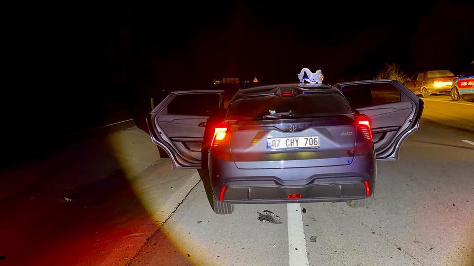 OTOMOBİLLE HAFİF TİCARİ ARAÇ ÇARPIŞTI:8 YARALI