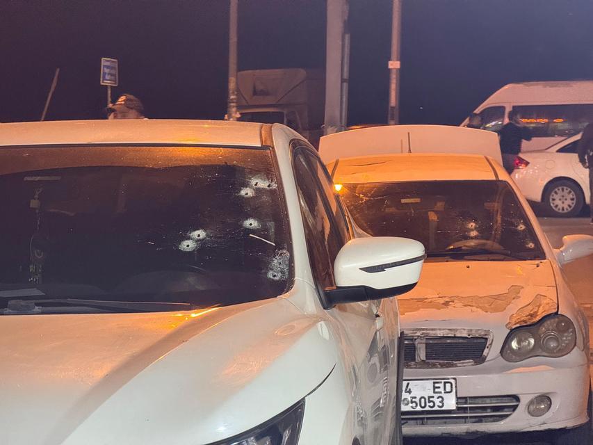 Kahvehaneye silahlı saldırı: Kurşunlar araçlara isabet etti