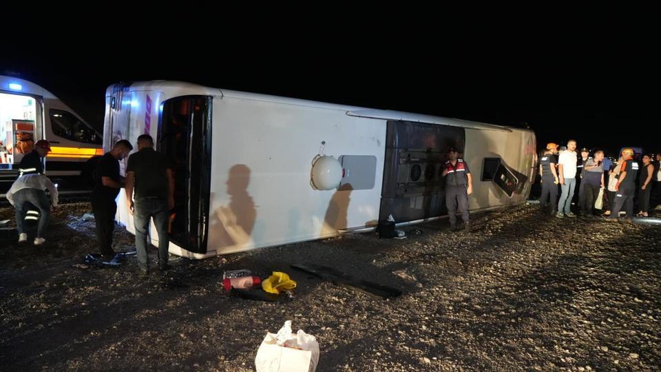Yolcu otobüsü devrildi: Çok sayıda yaralı var