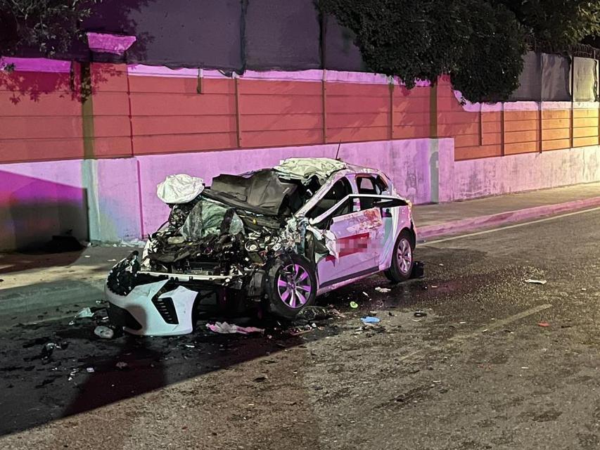 Otomobil, TIR’a arkadan çarptı : 1 ölü, 4 yaralı