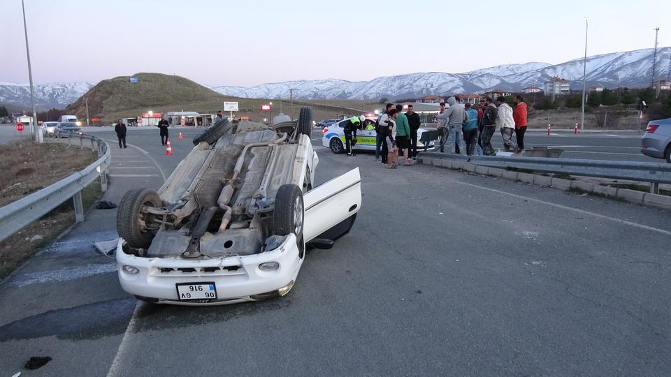 Otomobiller çarpıştı: 3 yaralı