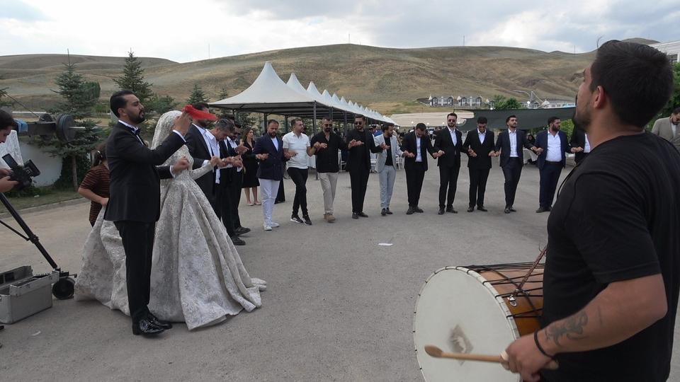 VAN'DA PARALARIN HAVADA UÇUŞTUĞU DÜĞÜN: DAMADA YAKLAŞIK 20 MİLYON TL, GELİNE KİLOLARCA ALTIN TAKILDI