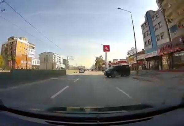 Freni boşalan minibüs üç şeritli yola indi